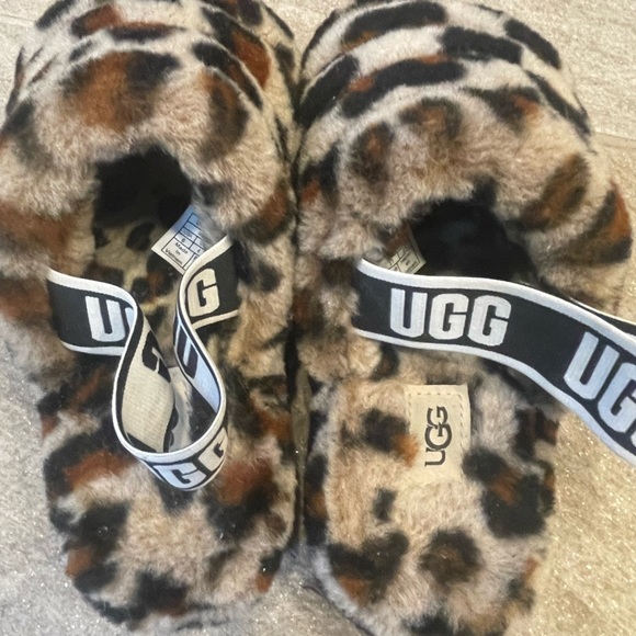 Like new, comfy UGG Fluff Yeah Slide leopard print slippers… what’s not to love! - Picture 2 of 4